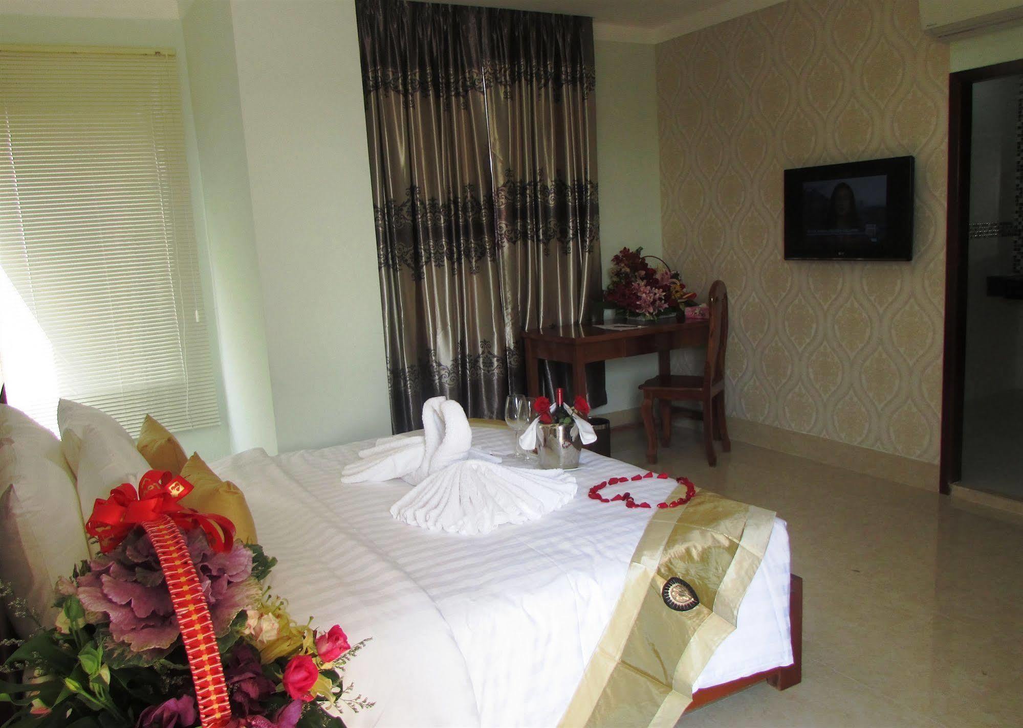 Sen Han Hotel Phnom Penh Exterior photo